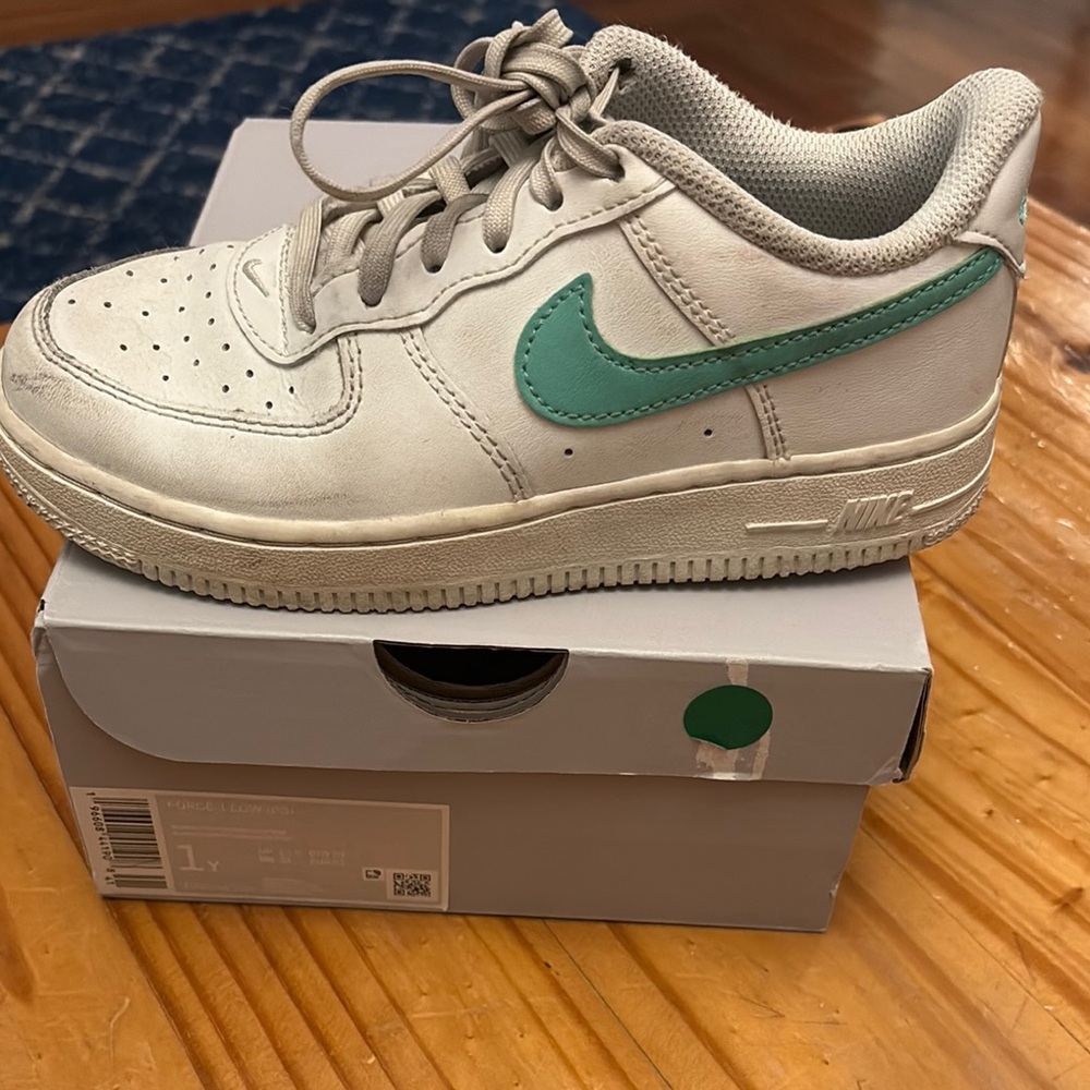 Nike White and Green Sneakers Low-Top Style